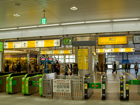 1 JR恵比寿駅(東口)を出て、つきあたりのエスカレーターで下に降ります。