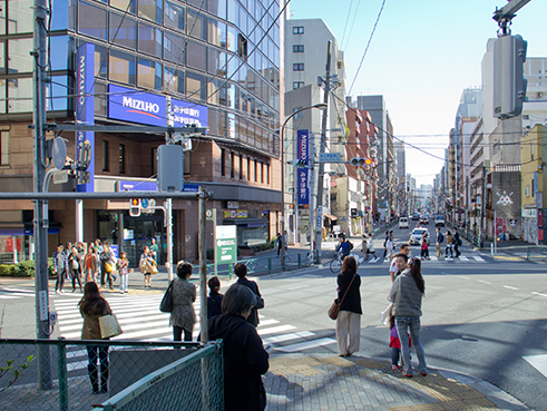 3 横断歩道を渡り、右に曲がり、みずほ銀行を超えた最初の角を左に曲がります。